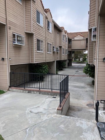 Building Photo - 157 Diamond St