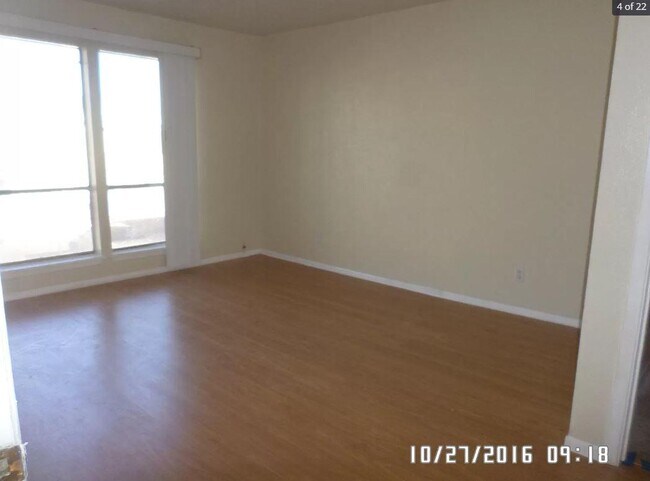 Foto del edificio - 1600 N Wilmot Rd