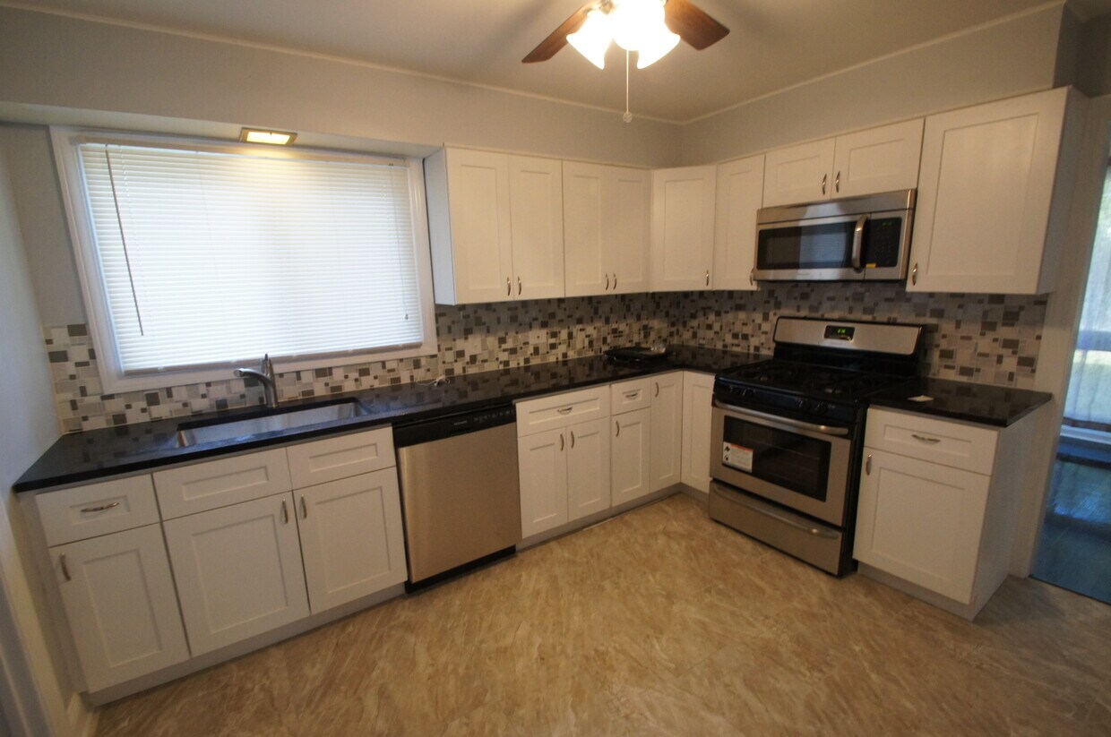 Primary Photo - 17218 Hawthorne Dr
