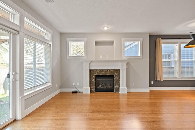 Foto del edificio - Beautiful 3-bdrm/2.5-bath contemporary craft home w/ lots of character. A/C, fireplace, fenced ba...