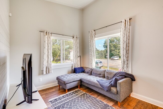 Building Photo - 325 Dowd St