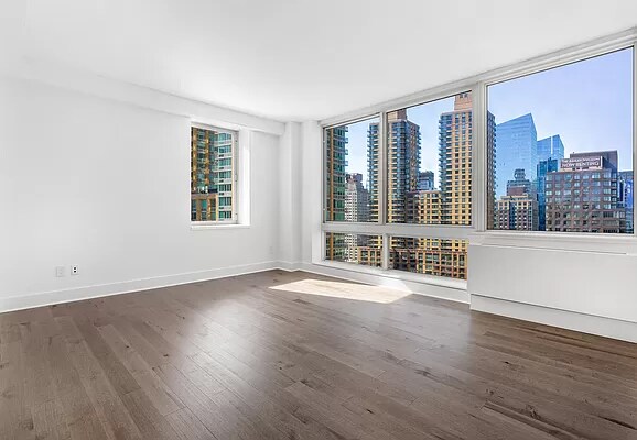 Foto principal - 122 Riverside Blvd
