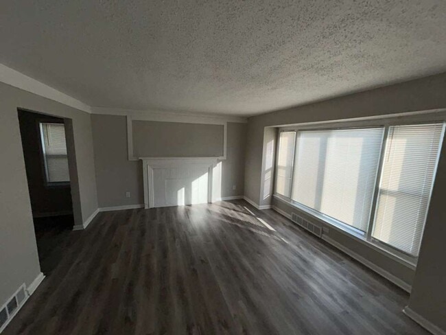 Foto del edificio - Spacious 3-Bedroom Colonial