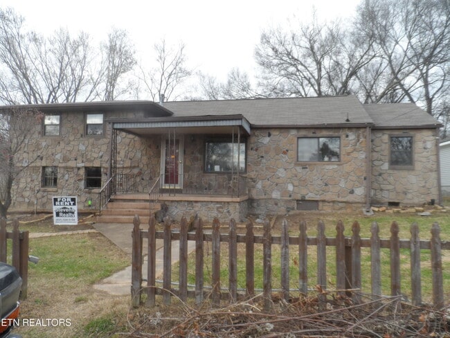 Building Photo - 4917 Lincoln Dr