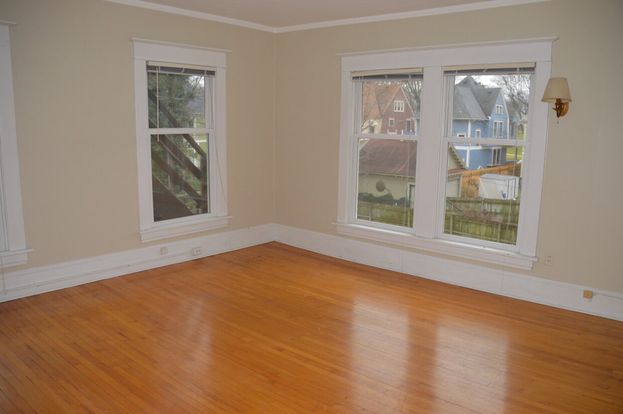 living room has new windows - 558 Madison Ave SE