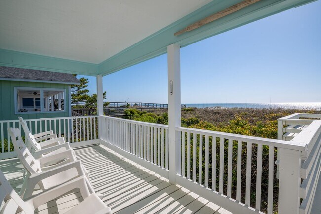 Foto del edificio - VINTAGE BEACHFRONT COTTAGE PERFECT FOR COZ...