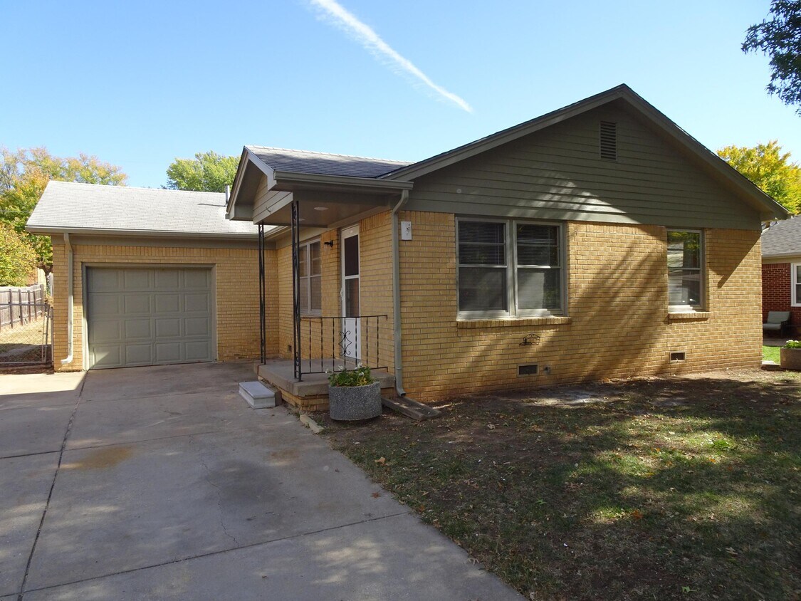 1208 N Lakeview Dr, Derby, KS 67037 House Rental in Derby, KS