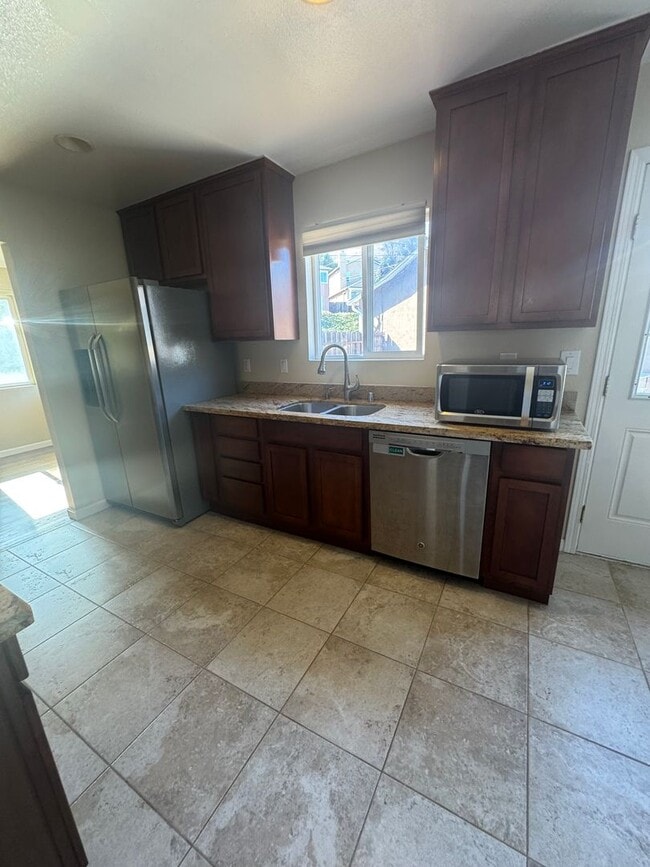 Building Photo - Spacious 3BR/2BA home in South San Francisco