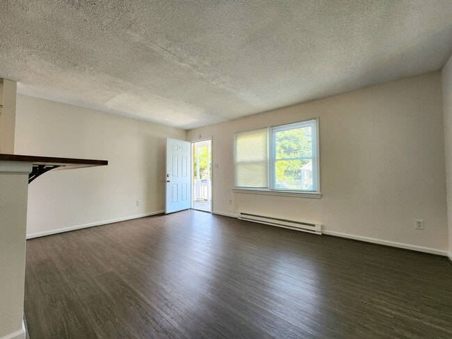 Building Photo - Udated Duplex Near ODU!