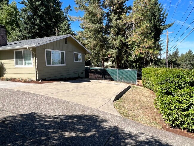 Building Photo - Nice 3 bedroom, 2 bath house in a great ne...