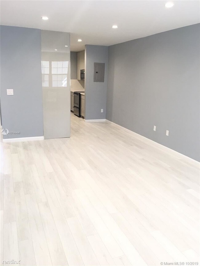 Building Photo - 2 br, 2 bath Condo - 8509 Crespi Blvd Apt 8