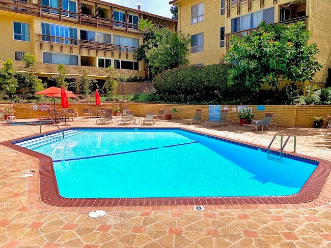 Foto del edificio - 5625 Green Valley Cir