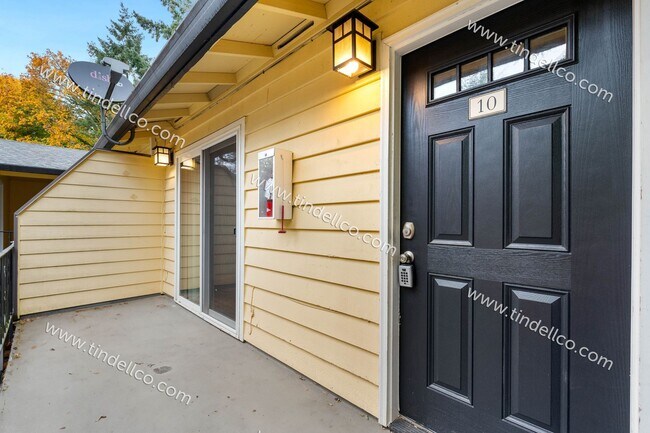 Foto del edificio - Charming Upstairs 2BD/1BA in the Heart of Multnomah Village- Water, Sewer & Garbage Included!