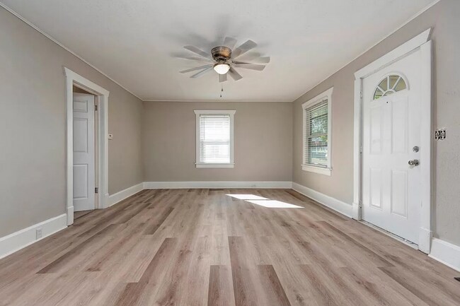 Building Photo - 2 bedroom 1 bath Bungalow at a great price!