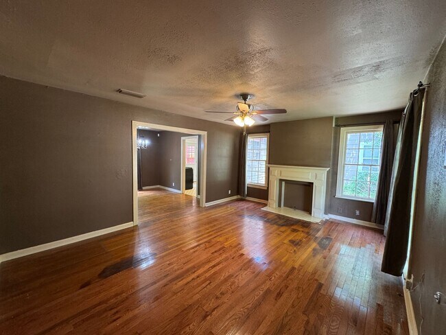 Building Photo - Super cute with Large fully fenced yard.