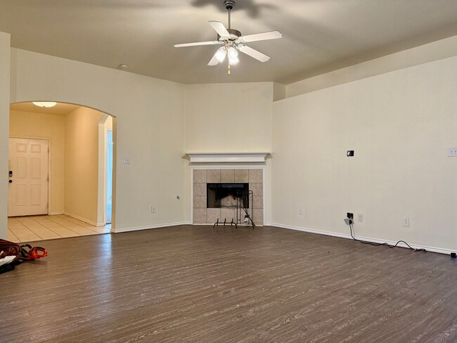 Building Photo - Fresh Paint, Fresh Start!  4 Bedroom plus ...