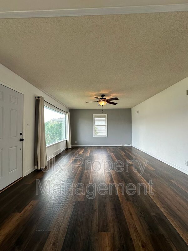 Foto del edificio - 244 18th Ave NW