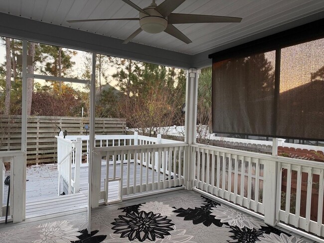 Foto del edificio - 590 Las Roblas Grande Dr