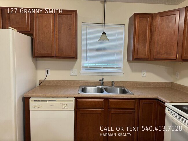 Foto del edificio - Move in ready, 3 bedroom, 2 bath Duplex