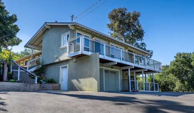 Building Photo - Beautiful 4 Bedroom Unique Holiday Lake Es...