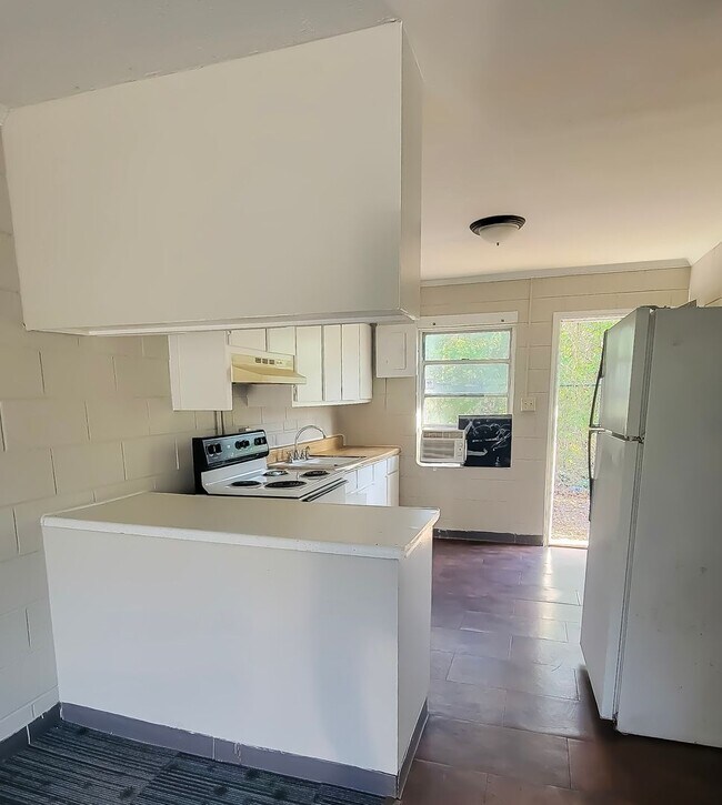 Building Photo - 2 BDRM 1 BATH