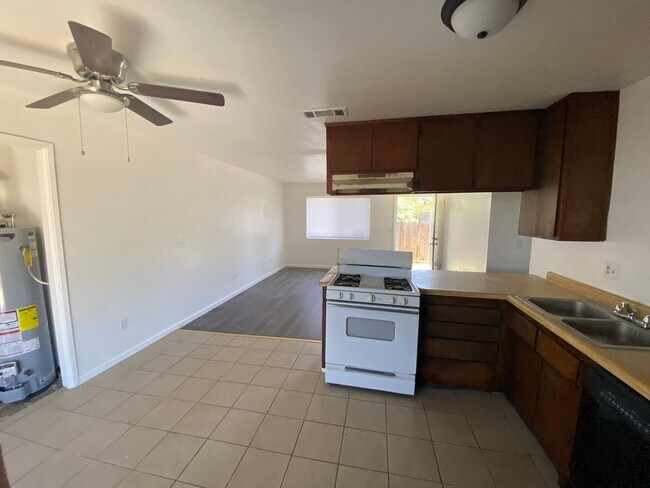 Foto del edificio - 1023 W 7th St