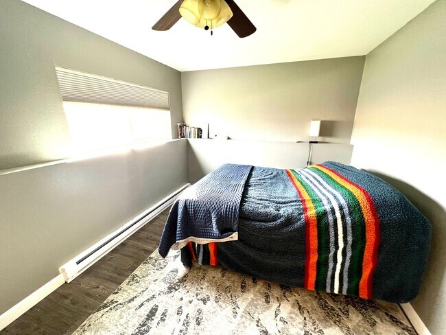 Building Photo - 2 Bed 1.5 Bath Town House W/ Attached Garage!