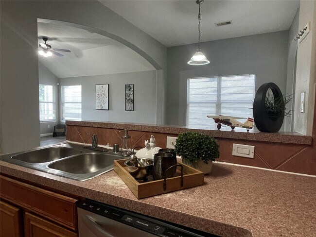 Foto del edificio - 811 Forest Hillside Ln