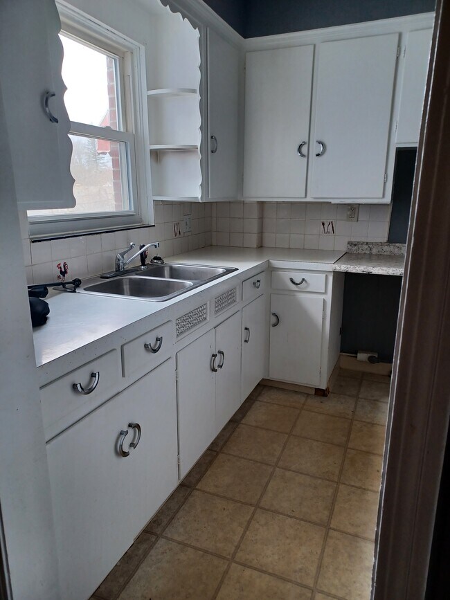 Kitchen - 106 Greencrest Ter