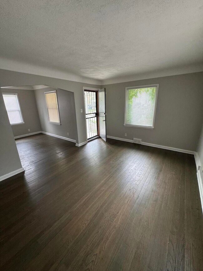 Building Photo - 8272 Roselawn St