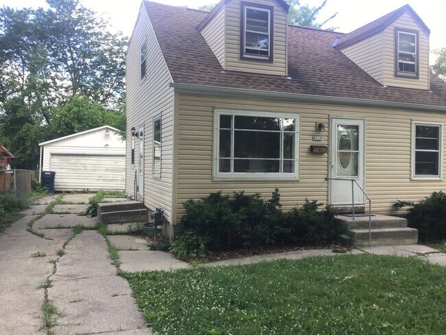 Building Photo - 4 Bedroom Single Family Home