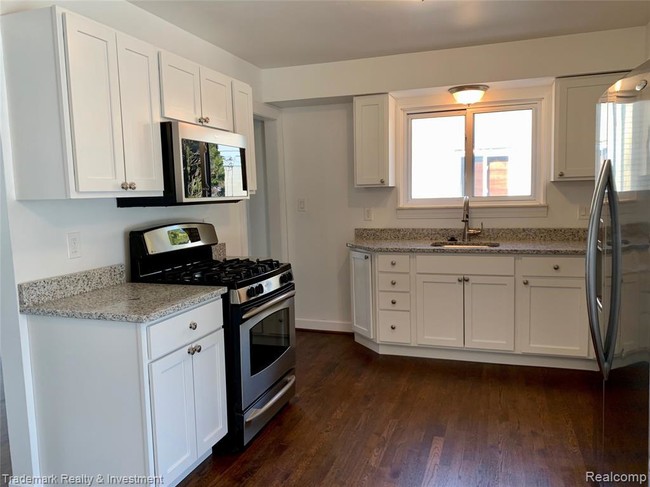 Building Photo - 8258 Perrin Ave