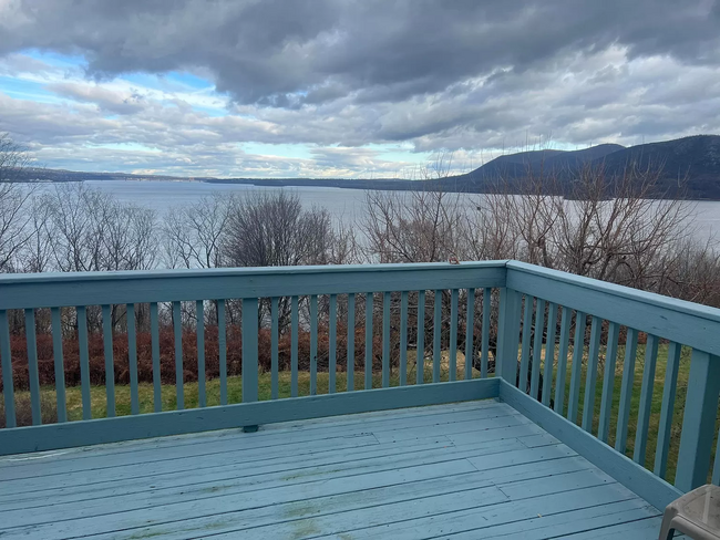 private deck - 17 Grandview Ave