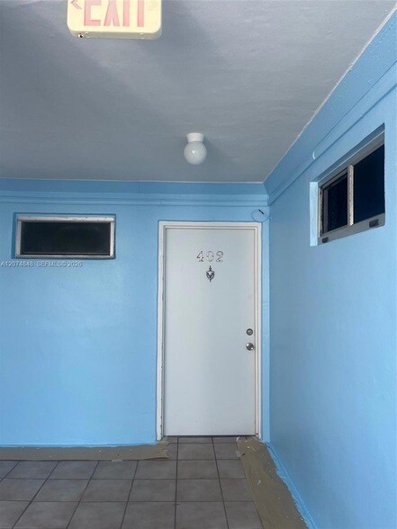 Foto del edificio - 8530 Byron Ave