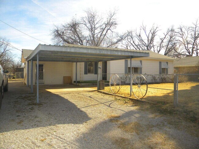 Foto del edificio - 3 bedroom 1 bath with so many EXTRAS
