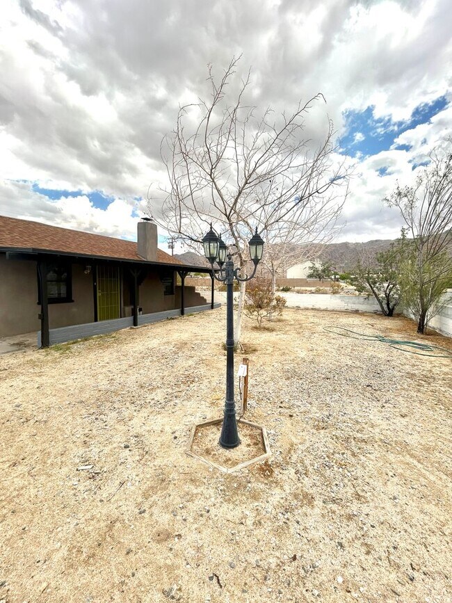 Building Photo - Newly Renovated 2 Bedroom 1 Bathroom Home