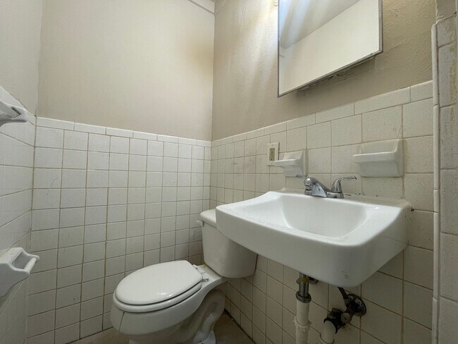 Foto del edificio - 2 Bedroom 1.5 Bath 2 Story Duplex!