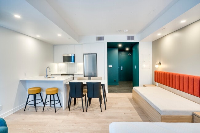 Building Photo - Luxo