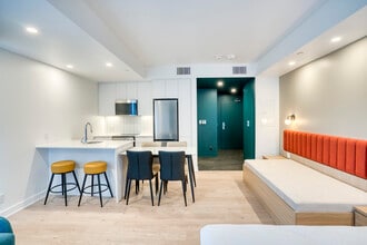 Building Photo - Luxo