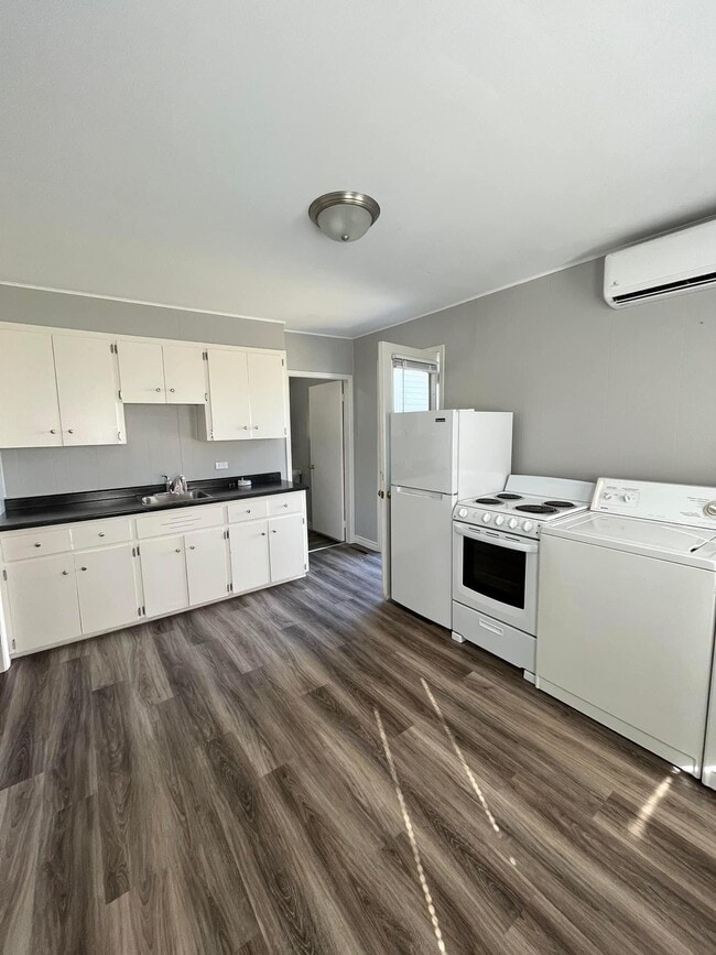 Building Photo - 11123 Rue Principale