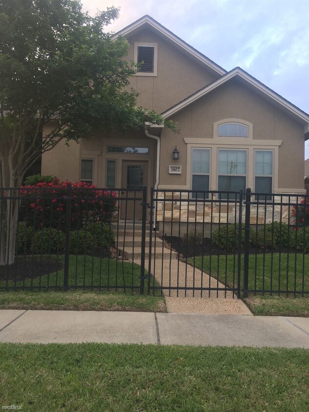 3 br, 3 bath Townhome Summit Crossing Townhome Rentals in College