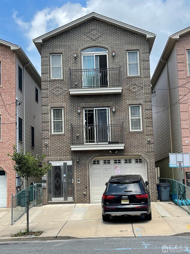 Primary Photo - 130 Beacon Ave