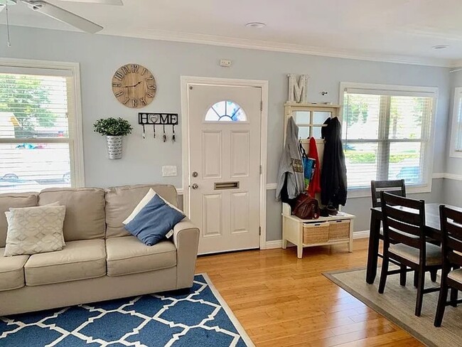Building Photo - Charming single story home