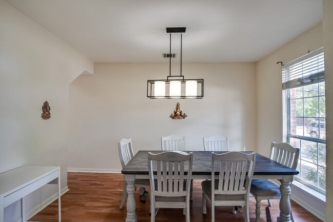 Building Photo - Lovely Home in Cedar Park