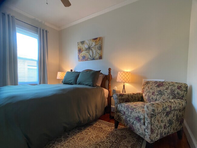 Queen bed w/down comforter & room-darkening curtains & quiet seating area - 1607 Charles St