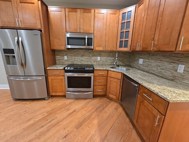 Foto del edificio - BACK ON THE MARKET! !!!! HUGE bright 3 bed...