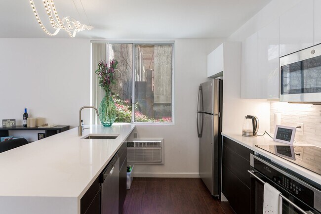 Building Photo - 2 Bed 2 Bath in The Heart of Little Italy