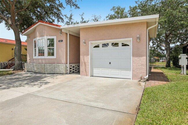 Foto del edificio - 6621 La Mesa Rd