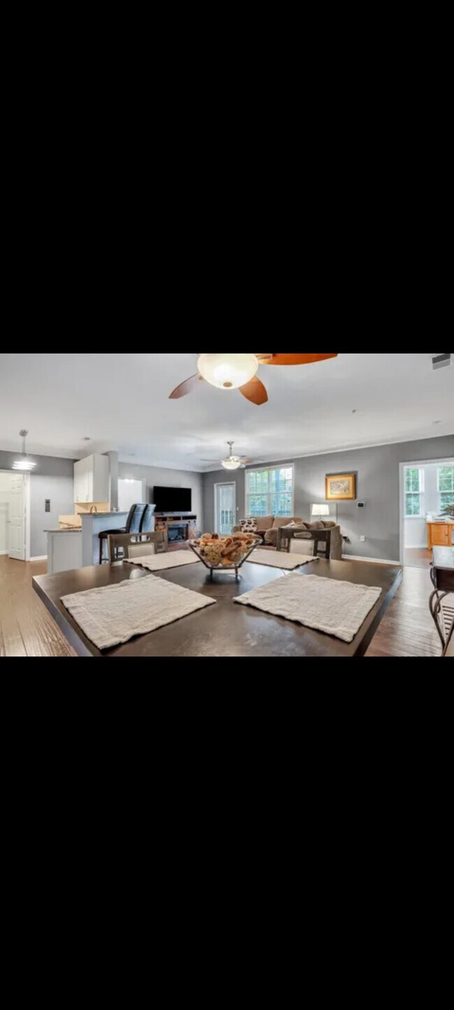 Open Floorplan living area - 1443 Cambridge Lakes Dr
