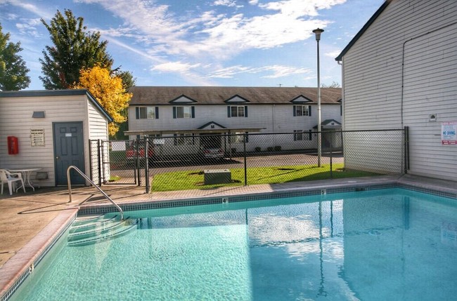 Refreshing Seasonal Swimming Pool - Meadow Crest Apartments